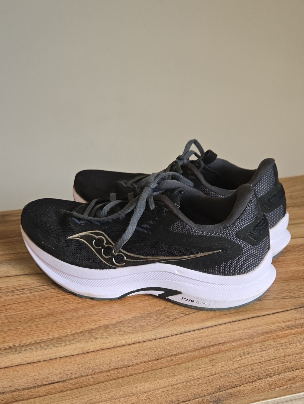 Saucony Women's Black Athletic Running Shoes with White Midsole Size 10
